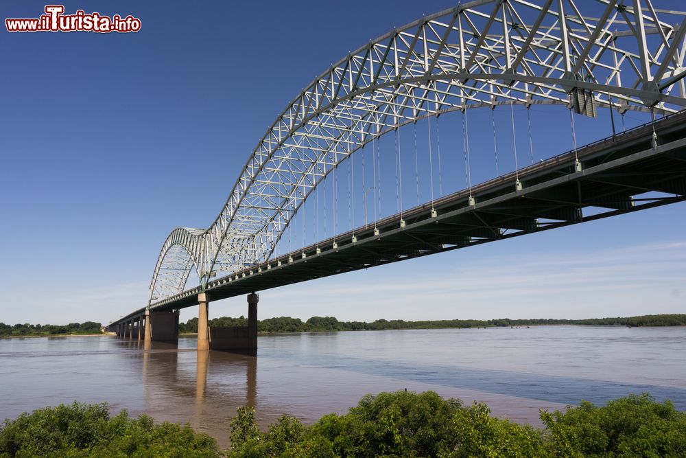 Immagine Una suggestiva panoramica dell'Hernando de Soto Bridge sul fiume Mississipi, Memphis (Tennessee).