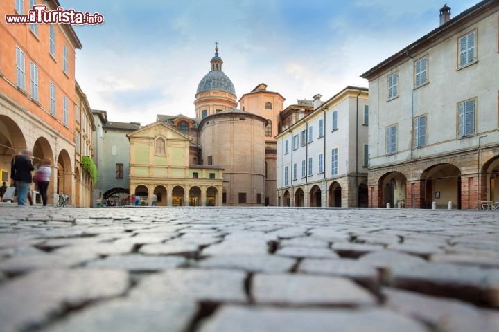 Immagine Una suggestiva prospettiva dal basso della chiesa di San Prospero a Reggio Emilia, Emilia Romagna - © Gianluca Figliola Fantini / Shutterstock.com