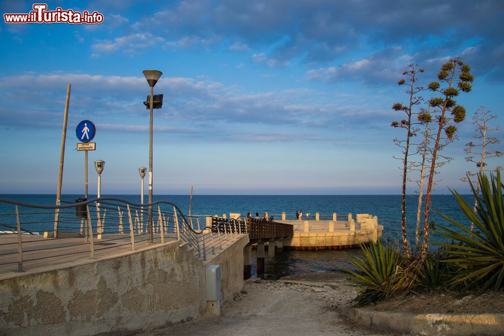 Immagine Una suggestiva rotonda sul mare a Avola, Sicilia. A pianta esagonale, la cittadina si affaccia sulla costa ionica della Sicilia Orientale nel Golfo di Noto.