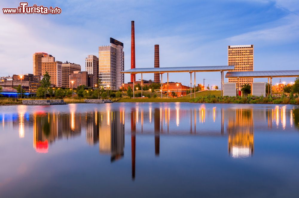 Immagine Una suggestiva skyline della città di Birmingham, Alabama, USA. Questa località venne fondata il 1° giugno 1871 alla fine della guerra civile americana come comprensorio industriale.