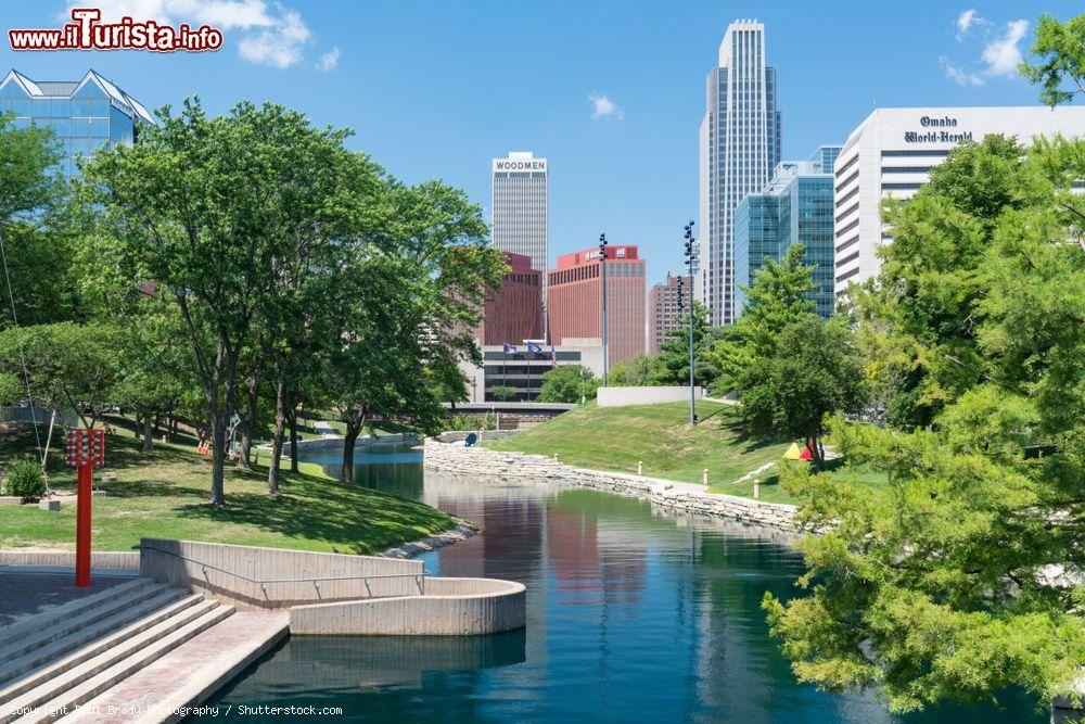 Immagine Una suggestiva skyline della cittadina di Omaha, Nebraska, lungo il Gene Leahy Mall (USA). Sorge alla confluenza del fiume Platte nel Missouri - © Paul Brady Photography / Shutterstock.com