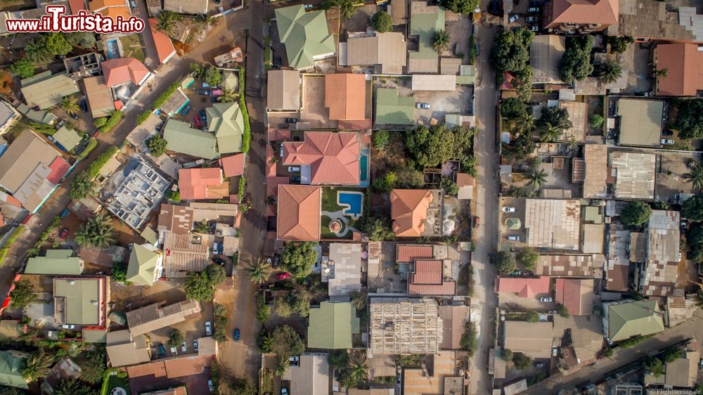 Immagine Una suggestiva veduta aerea della città di Conakry, capitale della Guinea. Secondo la leggenda il nome Conakry deriverebbe dall'unione di Cona, un vino locale, e la parola Nakiri che significa "l'altra riva".