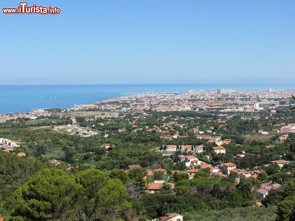 Immagine Una suggestiva veduta aerea della città di Livorno dalla collina di Montenero, Toscana.