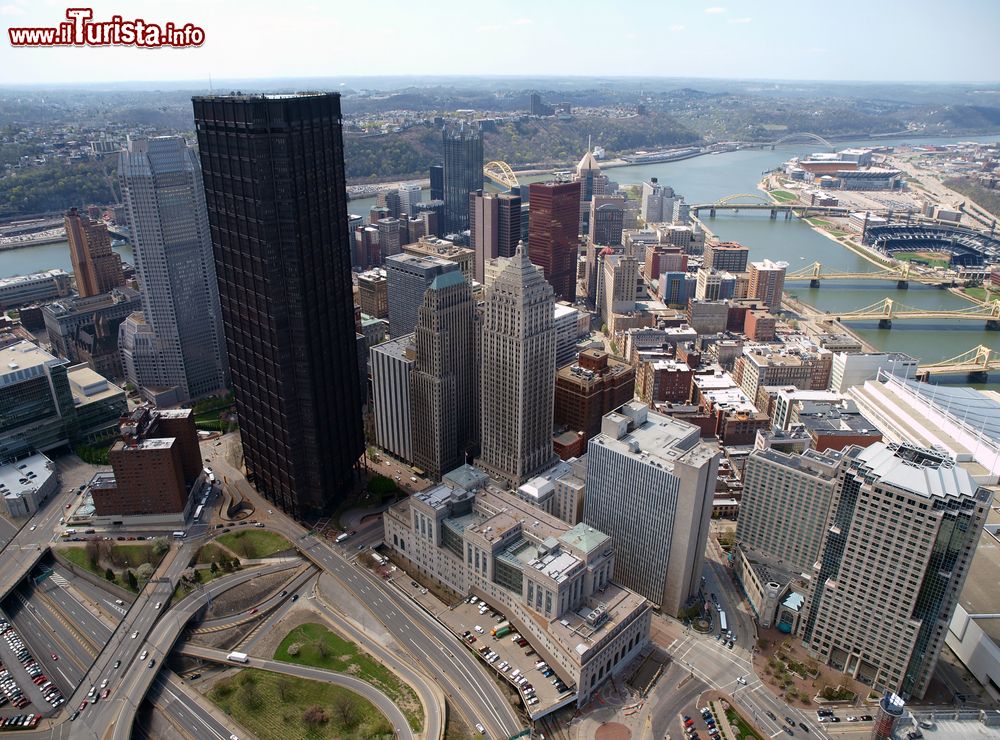 Immagine Una suggestiva veduta aerea della città di Pittsburgh, Pennsylvania, in una giornata di sole: grattacieli e edifici storici con il fiume Ohio sullo sfondo.