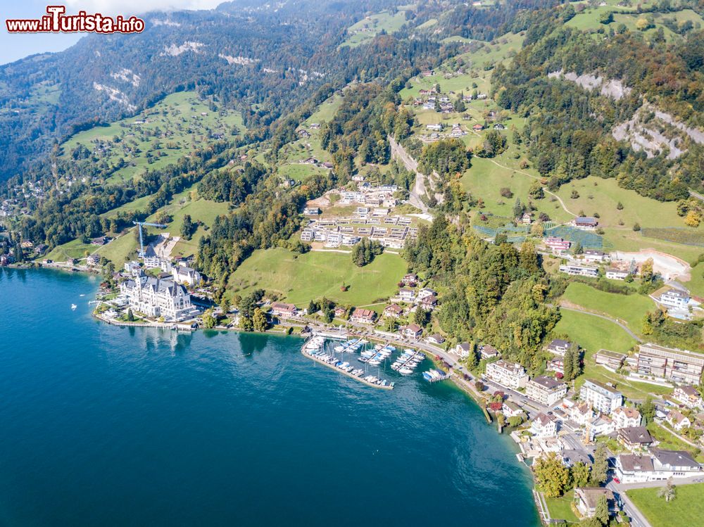 Immagine Una suggestiva veduta aerea della cittadina di Vitznau, Svizzera. Citata per la prima volta nel 998, questa località ha cominciato a diventare meta turistica dalla seconda metà dell'Ottocento quando facoltosi turisti si facevano traportare in portantina fin sulla cima del Monte Rigi.