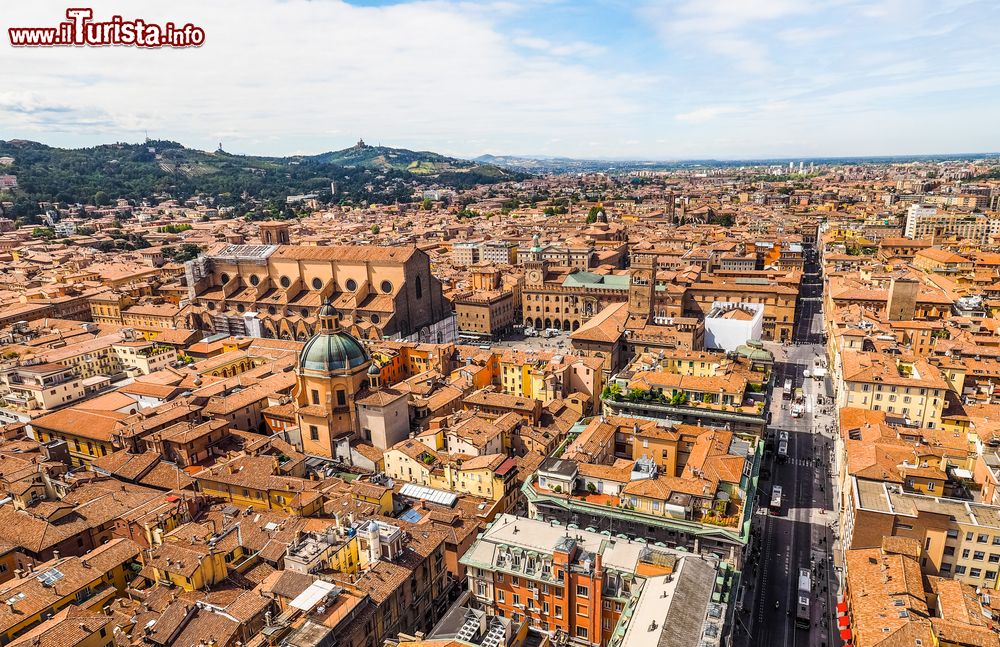 Immagine Una suggestiva veduta aerea di Via Indipendenza e di Piazza Maggiore a Bologna, Emilia-Romagna.