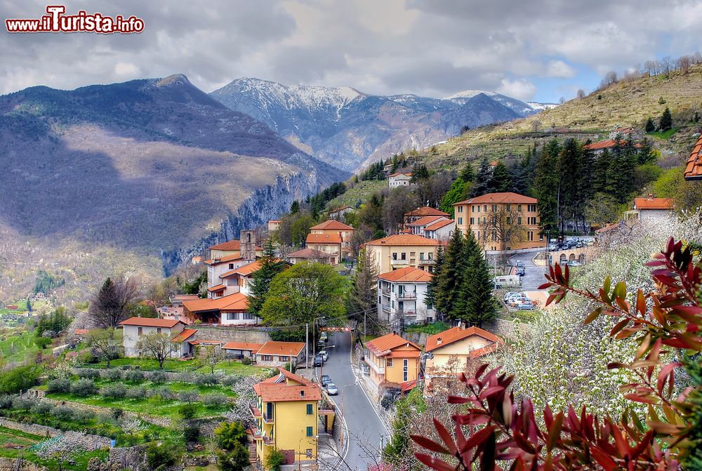 Immagine Una suggestiva veduta autunnale del villaggio di Triora, Imperia, Liguria. Fa parte del circuito dei borghi più belli d'Italia.