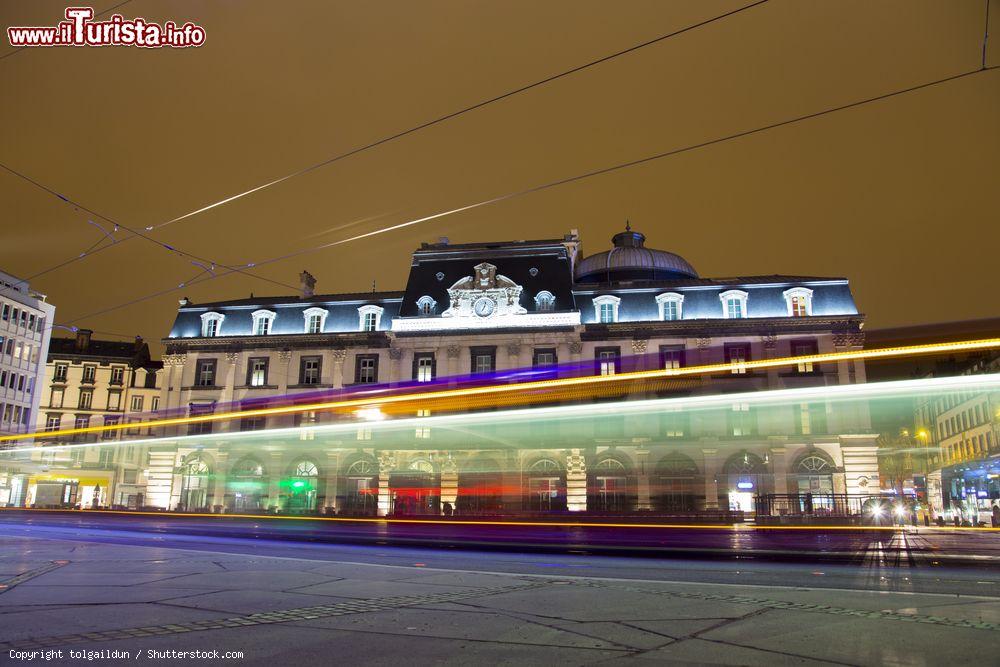 Immagine Una suggestiva veduta by night del Teatro dell'Opera di Clermont-Ferrand, Francia, con il passaggio del tram in Place de Jaude - © tolgaildun / Shutterstock.com