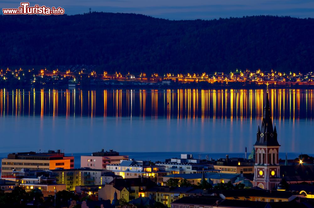 Immagine Una suggestiva veduta by night della città di Jonkoping, provincia di Smaland, Svezia.