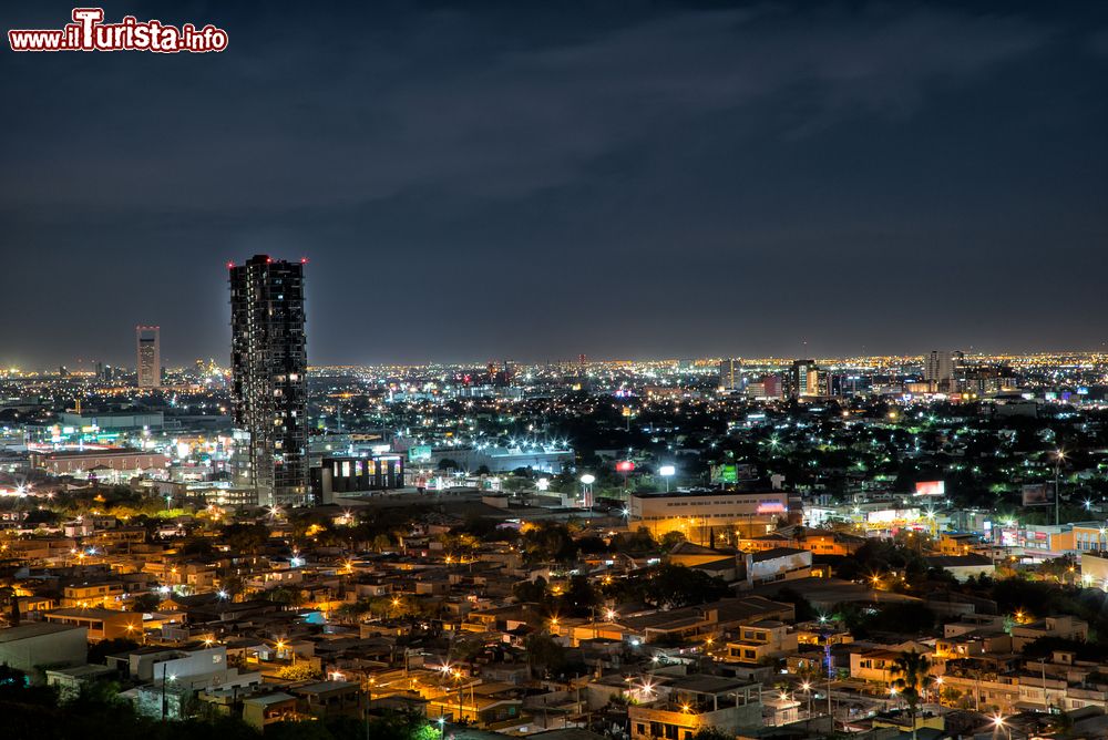 Immagine Una suggestiva veduta by night della città di Monterrey, Messico. Musei e monumenti raccontano la storia di questa città mentre nei dintorni della capitale vi sono paesaggi di ineguagliabile bellezza.