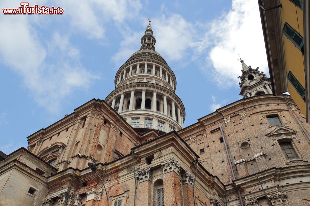 Immagine Una suggestiva veduta dal basso della cupola di San Gaudenzio a Novara, Piemonte.