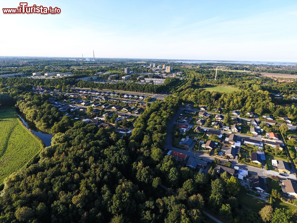 Immagine Una suggestiva veduta dal drone di Odense, isola di Fionia, Danimarca.  La città è collegata al mare tramite un canale raramente utilizzato. Siamo nella regione del Syddanmark a cui Fionia appartiene dal 2007.