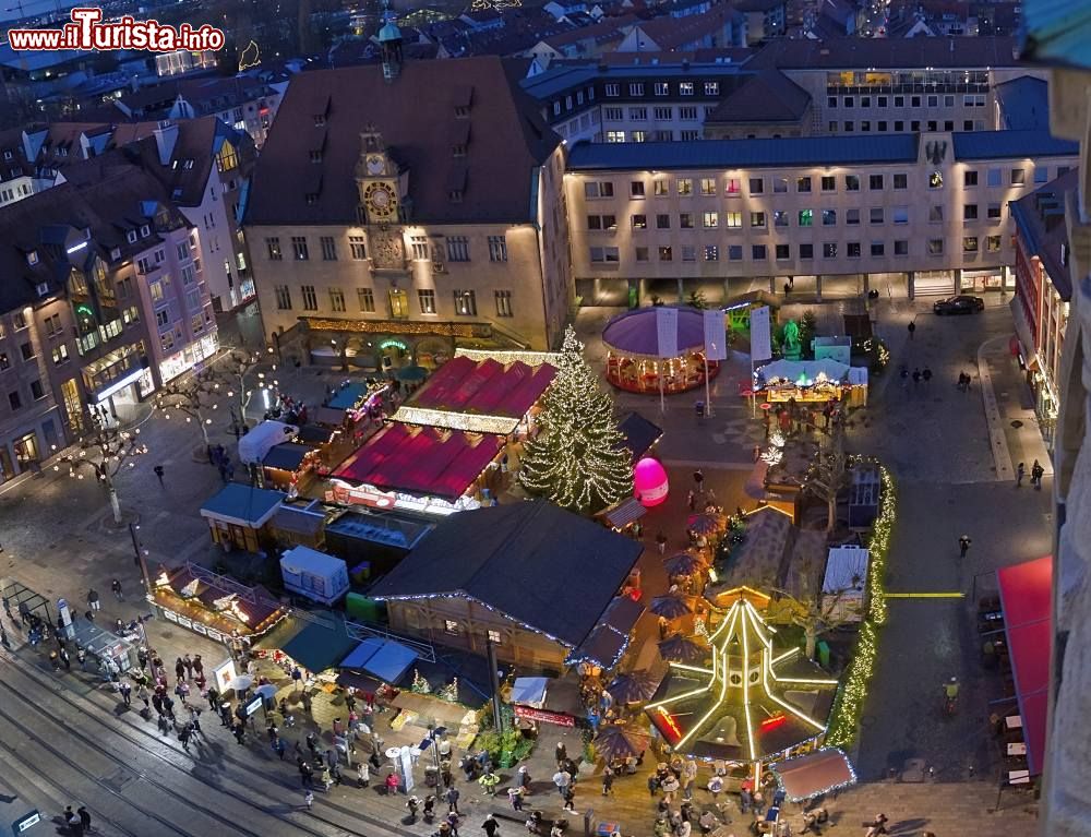 Immagine Una suggestiva veduta dall'alto by night del mercato di Natale a Heilbronn, Germania.