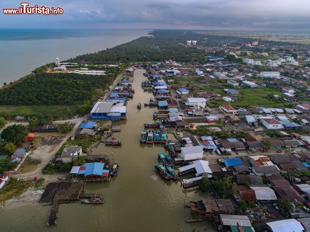 Immagine Una suggestiva veduta dall'alto del villaggio di pescatori di Sekinchan, Selangor, Malesia.