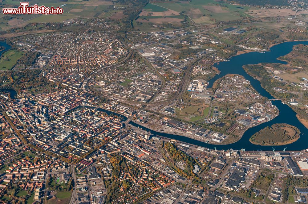 Immagine Una suggestiva veduta dall'alto della città di Norrkoping, Svezia. Questa località è una destinazione turistica molto apprezzata per via della sua posizione naturale trovandosi sulle due rive del fiume Motala.