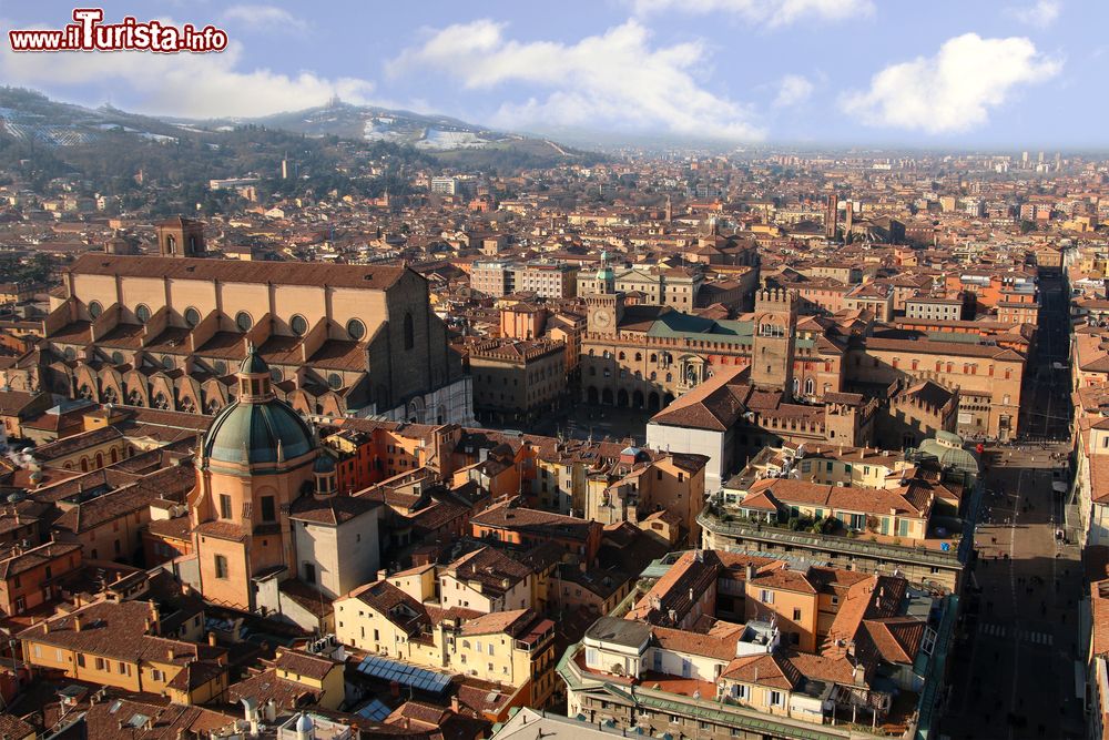 Immagine Una suggestiva veduta dall'alto di Piazza Maggiore a Bologna, Emilia-Romagna. Cuore della città, è il risultato di numerose trasformazioni che l'hanno arricchita via via di edifici e monumenti importanti.