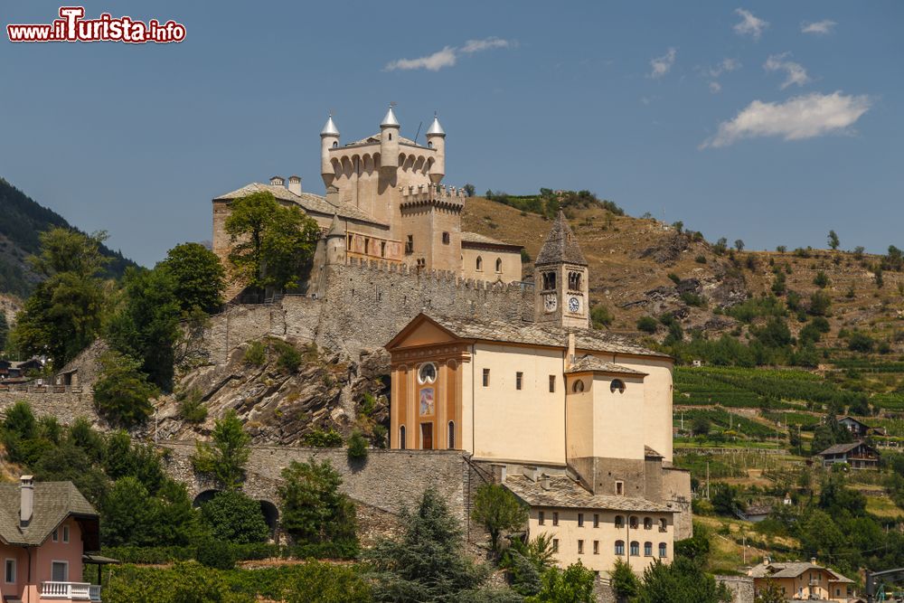 Immagine Una suggestiva veduta del castello di Saint Pierre in Valle d'Aosta. Citato per la prima volta in un documento del 1191, questo maniero è fra i più antichi della regione.