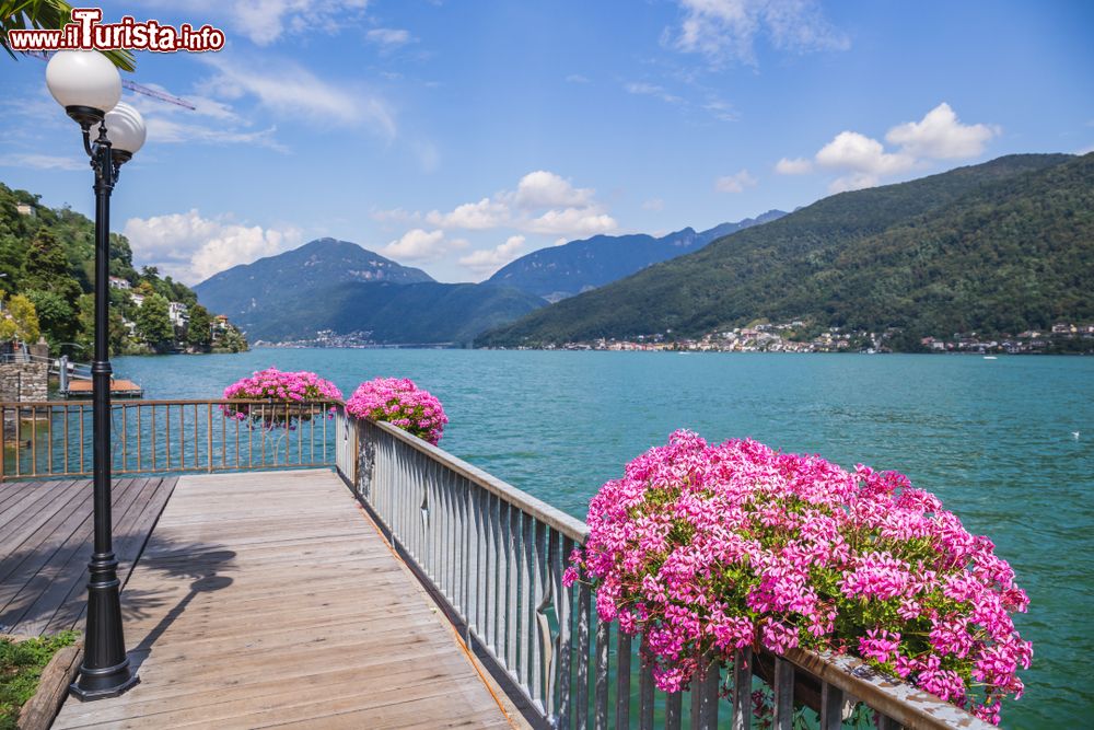 Immagine Una suggestiva veduta del lago Ceresio (o di Lugano) dal villaggio di Morcote, Svizzera. Questo bacino d'acqua prealpino è ramificato lungo il confine italo-svizzero.