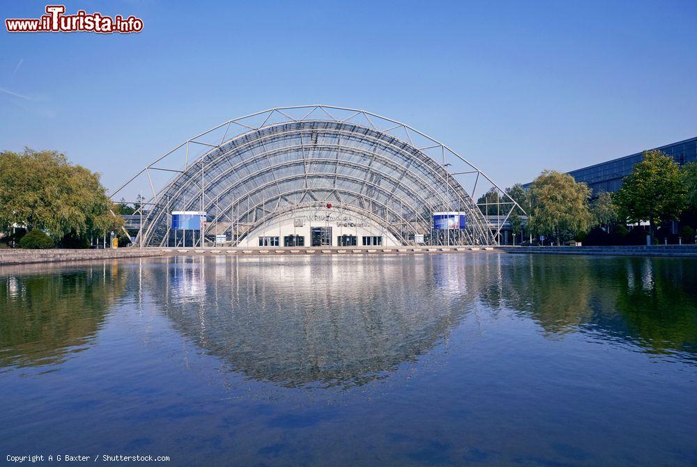 Immagine Una suggestiva veduta del Leipzig Neue Messe (Trade Hall) riflesso nell'acqua, Germania. Sede di esposizioni, congressi e manifestazioni, questo centro sorge nel quartiere Seehausen - © A G Baxter / Shutterstock.com