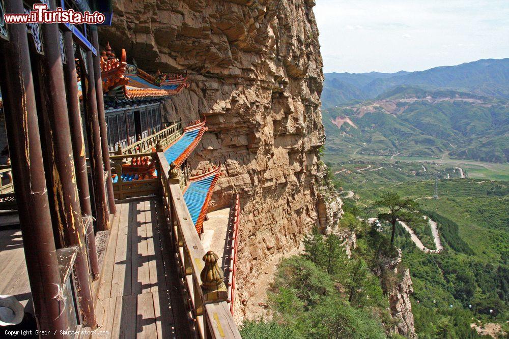 Immagine Una suggestiva veduta del tempio taoista nei pressi di Datong, Shanxi, Cina. E' stato costruito scavando nella roccia - © Greir / Shutterstock.com