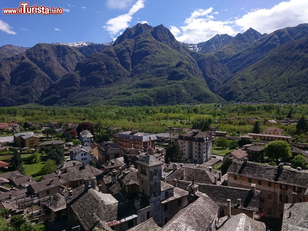 Immagine Una suggestiva veduta del villaggio medievale di Vogogna, Piemonte. Citata per la prima volta nel 970 d.C., questa località rimase un villaggio di contadini sino al XIII° secolo quando venne scelta per la sua posizione geografica come capoluogo dell'Ossola inferiore.