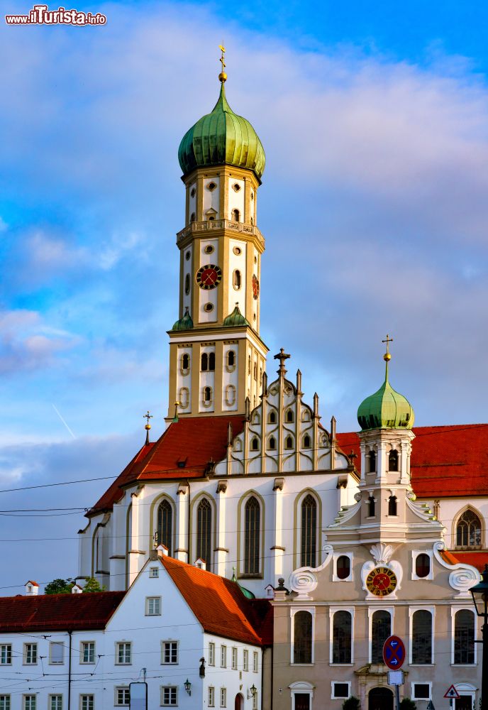 Immagine Una suggestiva veduta della chiesa dei santi Ulrico e Afra nella città di Augusta, Germania, al calar del sole. 