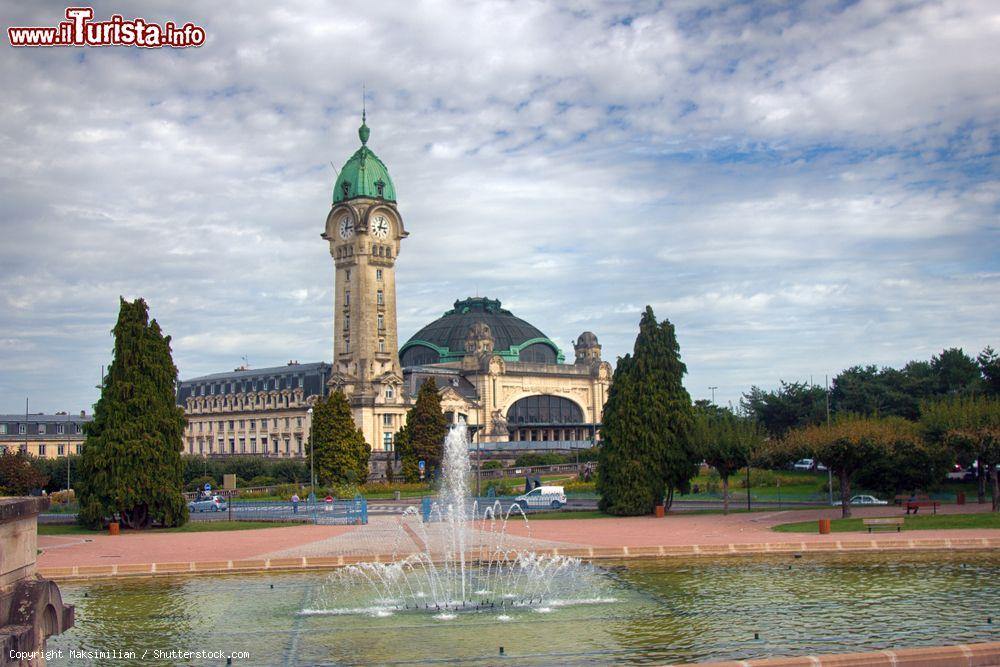 Immagine Una suggestiva veduta della stazione ferroviaria di Limoges (Francia) con la torre dell'orologio. E' uno dei simboli architettonici della cittadina - © Maksimilian / Shutterstock.com