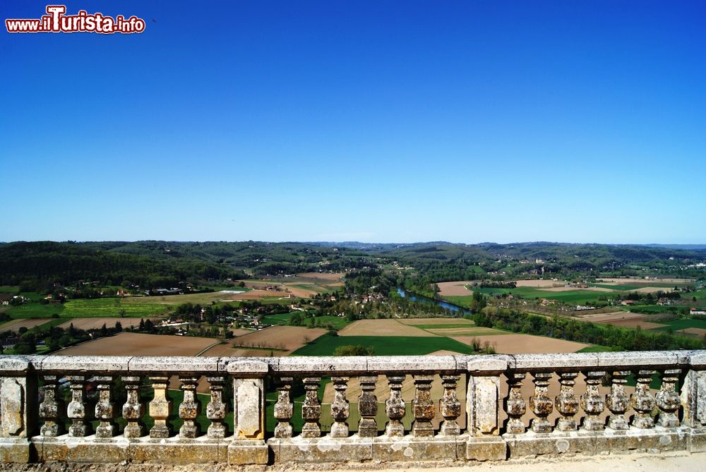 Immagine Una suggestiva veduta della valle della Dordogna dalla città medievale di Domme, Dordogna, Francia. Affacciati alla balaustra in pietra si possono ammirare parecchi ettari di terra coltivata.