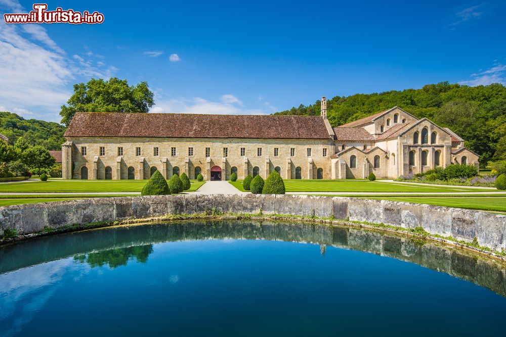 Immagine Una suggestiva veduta dell'abbazia cistercense di Fontenay a Montbard (Francia) in una bella giornata di sole.