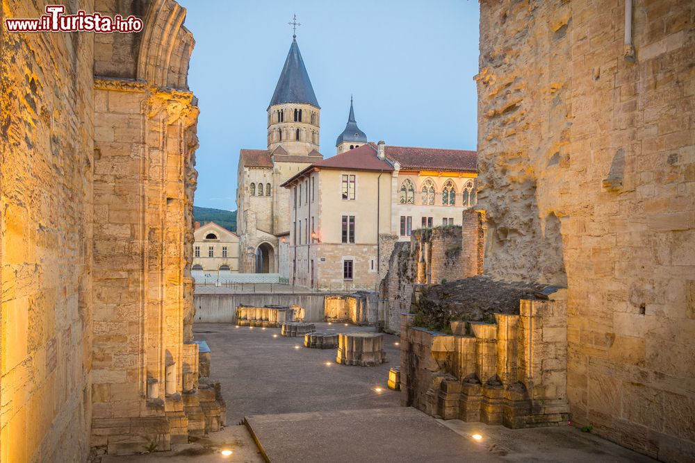 Immagine Una suggestiva veduta dell'abbazia di Cluny al crepuscolo, Francia.