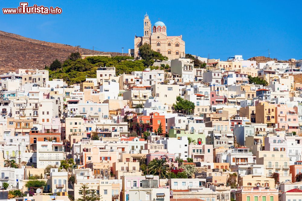 Immagine Una suggestiva veduta di Ermopoli con la chiesa di San Nicola sullo sfondo, isola di Syros, Grecia.