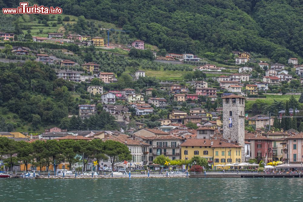 Immagine Una suggestiva veduta di Iseo dalle acque del lago. La cittadina conta circa 9000 abitanti ed è una frequentata meta turistica, soprattutto in estate.