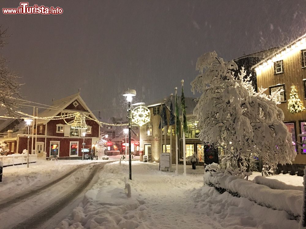 Immagine Una suggestiva veduta di Reykjavik (Islanda) a Natale durante una nevicata.