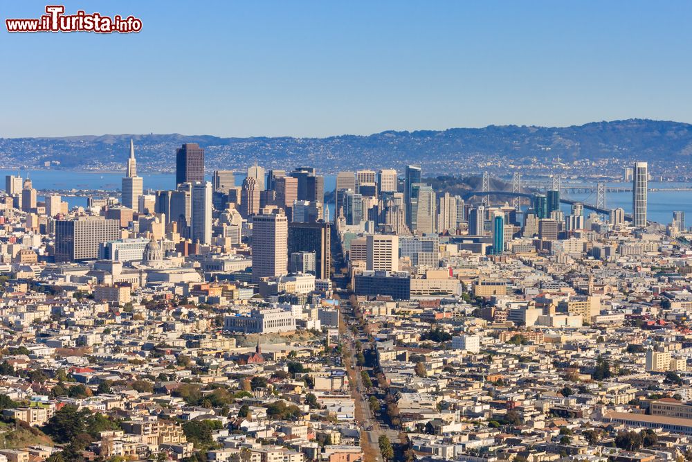 Immagine Una suggestiva veduta di San Francisco dalle Twin Peaks, California (USA). La città si trova all'estremità nord dell'omonima penisola ed ha un territorio per lo più collinare.