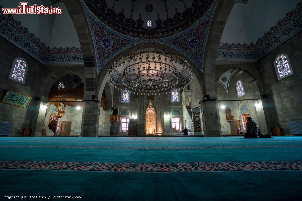 Immagine Una suggestiva veduta interna della Lalapasa Mosque a Erzurum, Turchia. E' impreziosita dalle decorazioni su pareti e cupola e dal grande lampadario centrale - © yusuftatliturk / Shutterstock.com