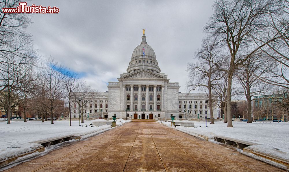 Immagine Una suggestiva veduta invernale del Campidoglio di Madison, Wisconsin, con la neve.