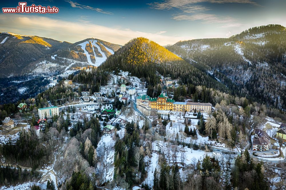 Immagine Una suggestiva veduta invernale della città di Semmering, Bassa Austria. Questa località si sviluppa a partire da un'altitudine di 777 metri sul livello del mare sino ai 1783 del monte Stuhleck.