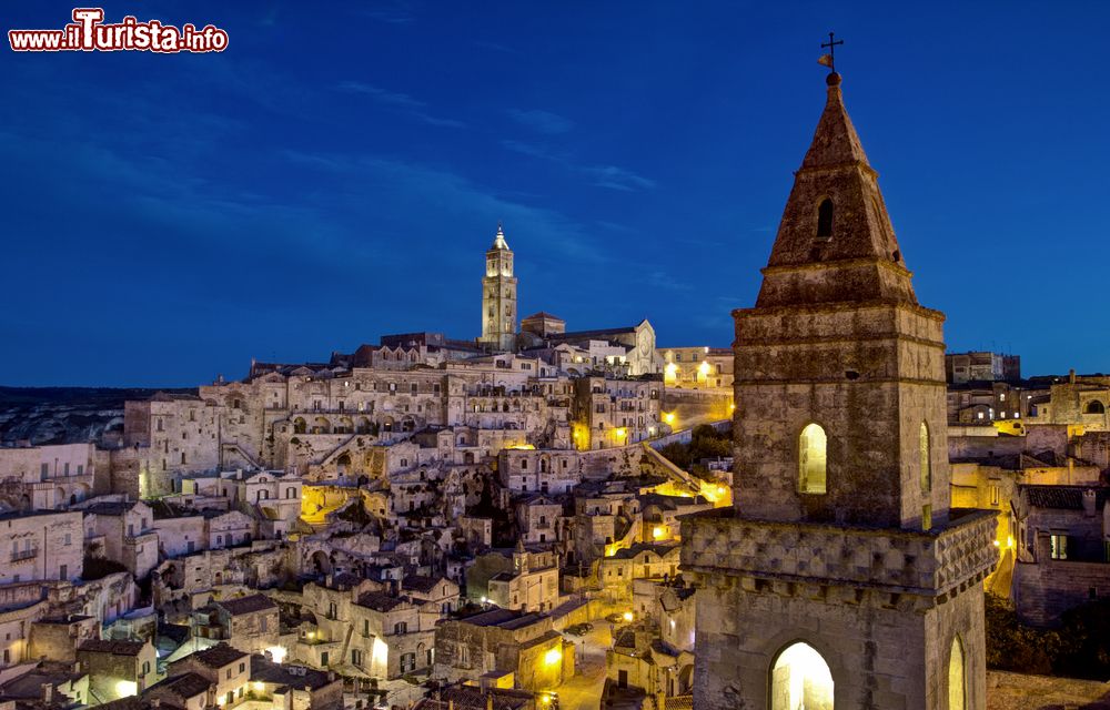 Immagine Una suggestiva veduta notturna dei Sassi di Matera, Basilicata. Centro storico cittadino, i Sassi sono patrimonio dell'umanità dell'Unesco dal 1993.