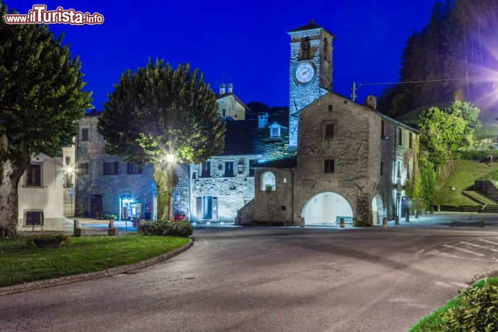 Immagine Una suggestiva veduta notturna del Palazzo dei Capitani a Palazzuolo sul Senio, Toscana - © GoneWithTheWind / Shutterstock.com