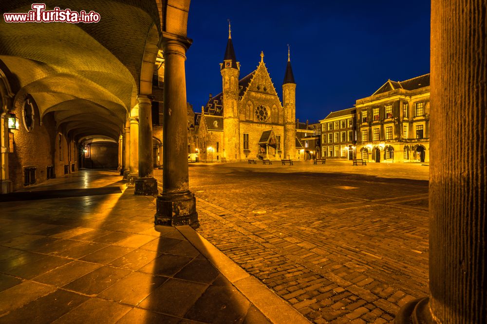 Immagine Una suggestiva veduta notturna del Parlamento olandese a L'Aia.