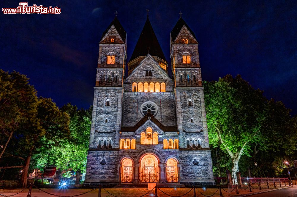 Immagine Una suggestiva veduta notturna del Tempio Nuovo a Metz, Lorena, Francia. Si tratta di una chiesa protestante in stile neoromanico.