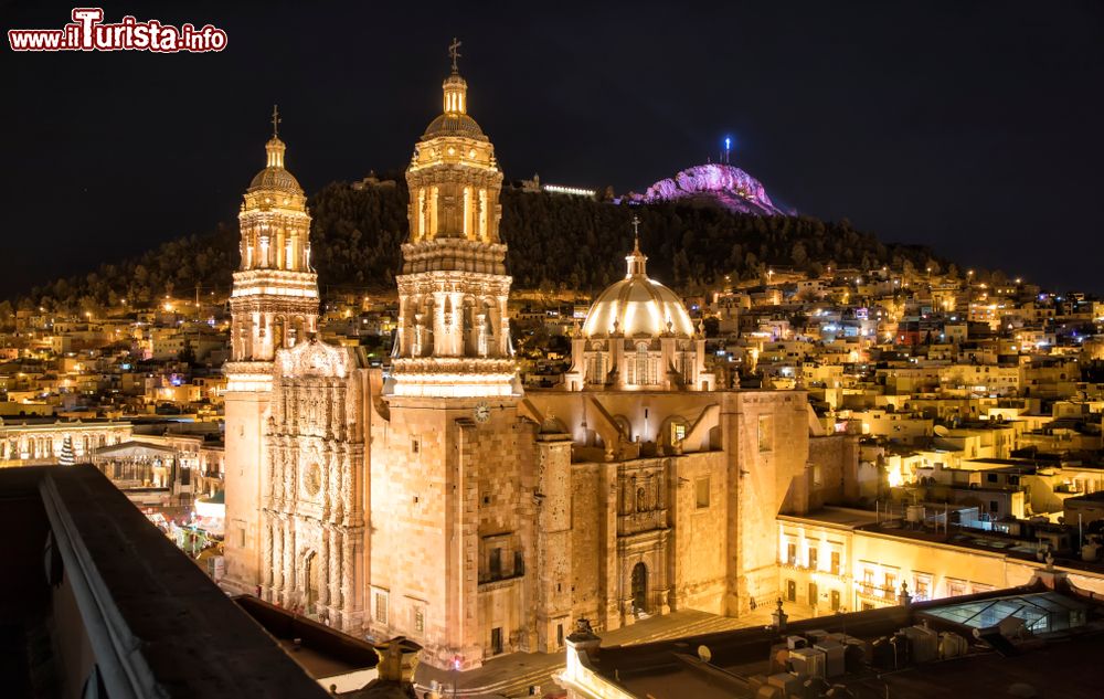 Immagine Una suggestiva veduta notturna della cattedrale di Zacatecas, Messico. Con pianta a croce latina, questo edificio è composto da tre navate, una principale, e due laterali più piccole. La cupola originale della chiesa è stata sostituita dall'attuale che presenta una forte somiglianza con quella del Tempio di Loreto a Città del Messico.