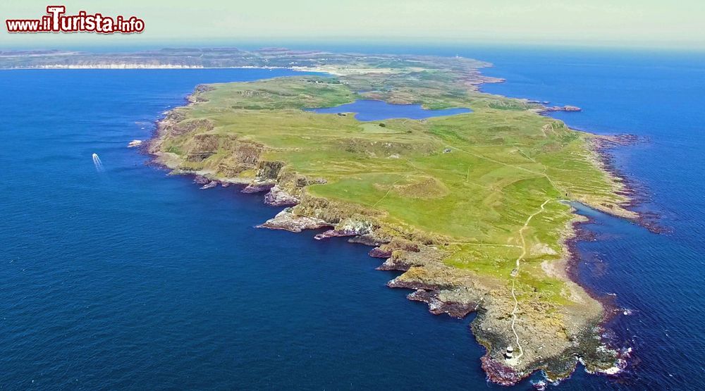 Immagine Una suggestiva veduta panoramica dall'alto dell'isola di Rathlin, Irlanda del Nord. In primo piano, il faro dell'isola.