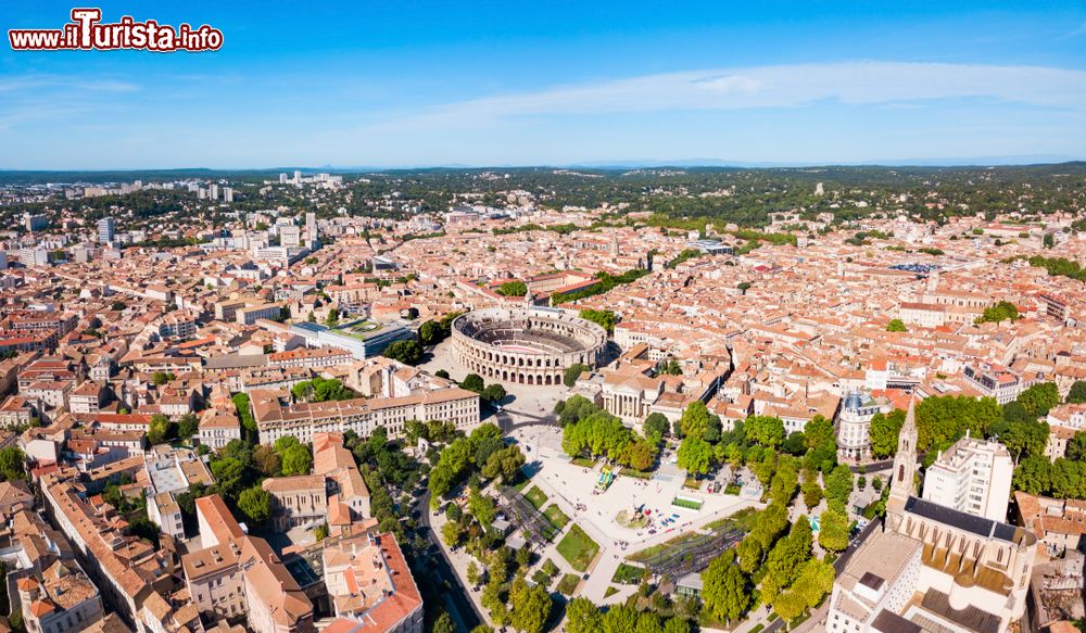 Immagine Una suggestiva veduta panoramica dall'alto di Nimes e dell'arena romana, Occitania (Francia). Secondo la tradizione la città sarebbe stata fondata da una colonia di legionari reduci dalle campagne egiziane di Cesare.