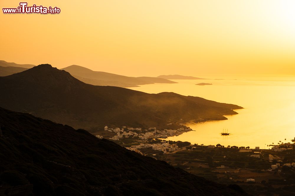 Immagine Una suggestiva veduta panoramica del porto di Amorgos al tramonto, Grecia.