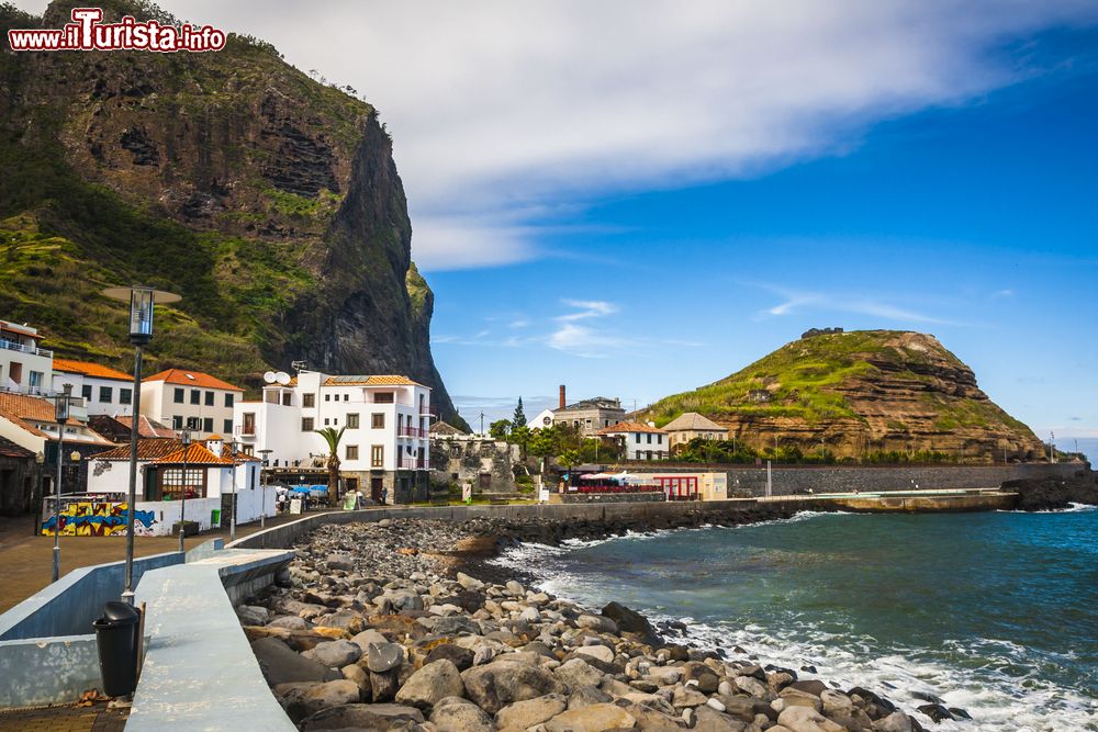 Immagine Una suggestiva veduta panoramica del villaggio di Horta, isola di Faial, Portogallo.