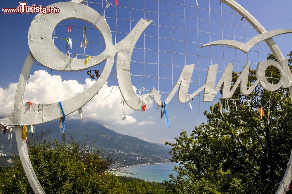 Immagine Una suggestiva veduta panoramica della città di Jalta, Crimea.
