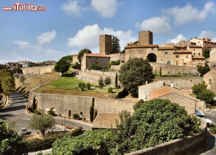 Immagine Una suggestiva veduta panoramica della città medievale di Tuscania, Lazio.