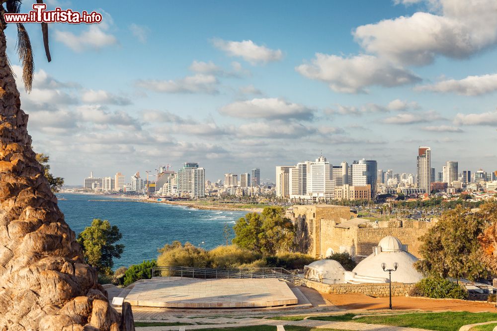 Immagine Una suggestiva veduta panoramica della costa di Tel Aviv da Jaffa, Israele. Yafo è una delle attrazioni turistiche più vivaci nei pressi della città di Tel Aviv e ospita luoghi affascinanti come il porto antico, i giardini, il quartiere degli artisti.