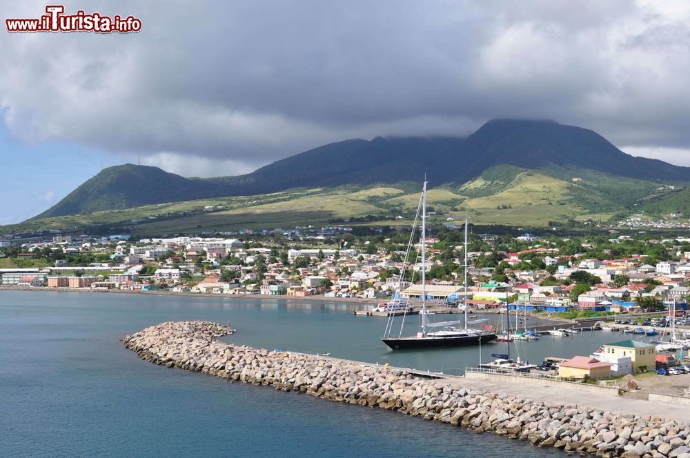 Immagine Una suggestiva veduta panoramica di Basseterre, St. Kitts and Nevis, Indie Occidentali.